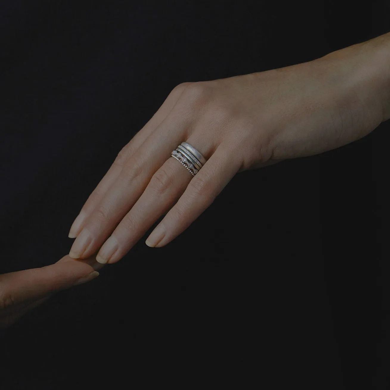 Thin Hammered Band | R4002
