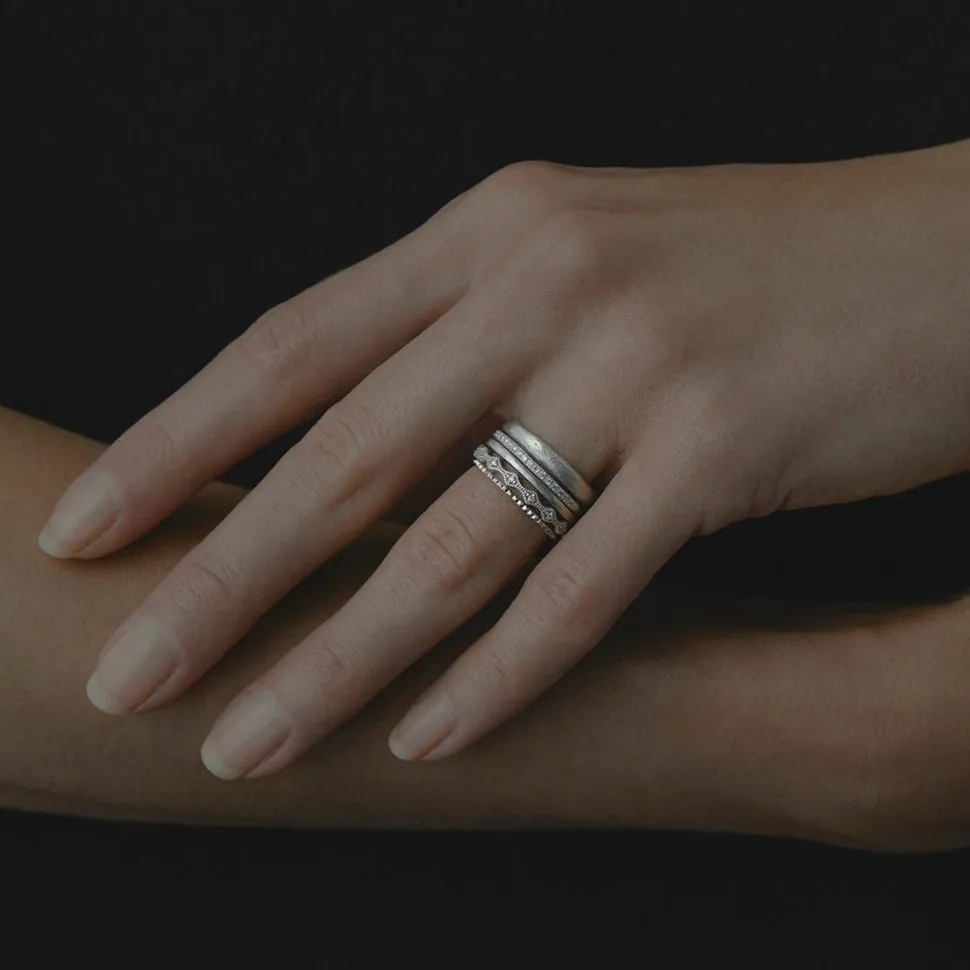 Thin Hammered Band | R4002